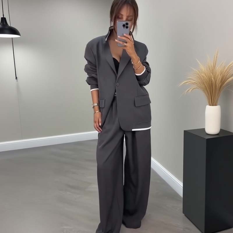 Mirelle | Modern damespak met blazer en soepel vallende broek